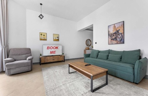 Barsha Heights Apartment | Free housekeeping visits during your stay - StayShort - Stylish Barsha Heights Retreat with Swimming Pool for 2