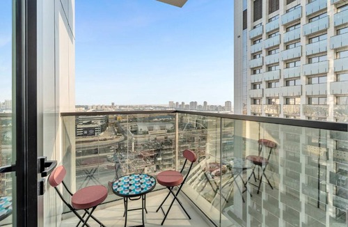 Jumeirah Village Triangle Apartment | Free housekeeping visits during your stay - StayShort - Fresh and Modern Studio in JVT that Sleeps 2
