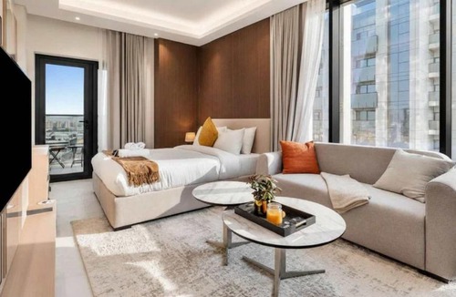 Jumeirah Village Triangle Apartment | Free housekeeping visits during your stay - StayShort - Fresh and Modern Studio in JVT that Sleeps 2