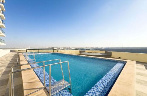 Jebel Ali Apartment | Free housekeeping visits during your stay - StayShort - Comfortable 1 Bed in Jebel Ali Sleeps 2 with Balcony