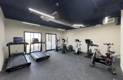 Jebel Ali Apartment | Free housekeeping visits during your stay - StayShort - Comfortable 1 Bed in Jebel Ali Sleeps 2 with Balcony