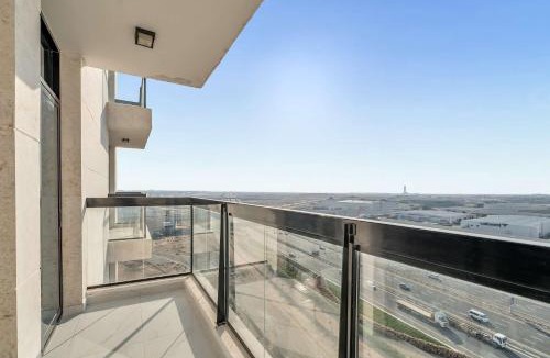 Jebel Ali Apartment | Free housekeeping visits during your stay - StayShort - Comfortable 1 Bed in Jebel Ali Sleeps 2 with Balcony
