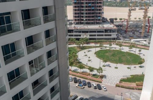 Al Barsha Apartment | Free housekeeping visits during your stay - StayShort - Deluxe Studio in Al Barsha with Pool and Gym Access Sleeps 2