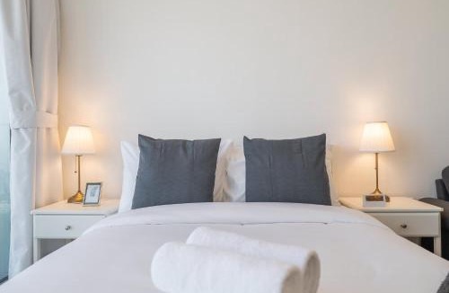 Jumeirah Village Circle Apartment | Free housekeeping visits during your stay - StayShort - The Skyline Studio - Elegant Living at Bloom Heights JVC