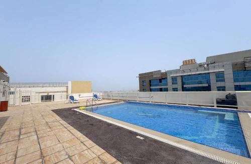Al Barsha 1 Apartment | Free housekeeping visits during your stay - StayShort - Spacious 2-Bed Al Barsha Escape - Balcony & Modern Amenities Fits 4
