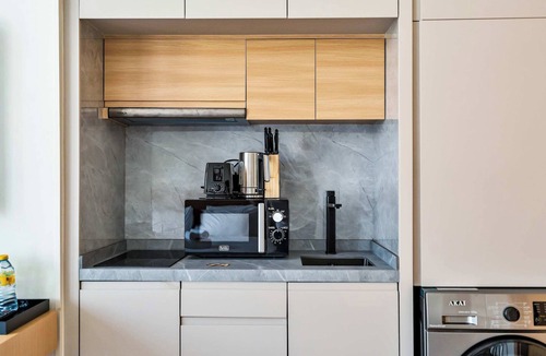 Jumeirah Village Triangle Apartment | Free housekeeping visits during your stay - StayShort - Stylish Studio in JVT Sleeps 2 with Balcony