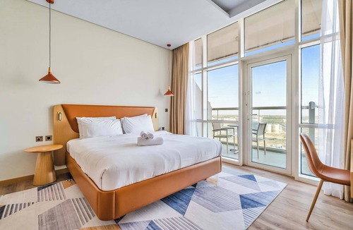 Jumeirah Village Triangle Apartment | Free housekeeping visits during your stay - StayShort - Stylish Studio in JVT Sleeps 2 with Balcony