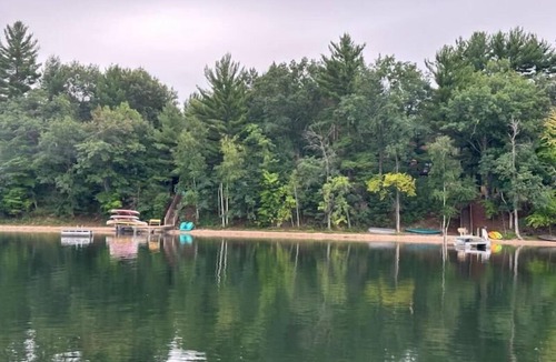 Wild Rose Cabin | Free nite book wknd offseason Lakehome logcabin hottub fireplace boats sandbeach