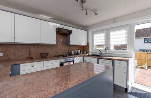 Livingston House | Free Parking | Central | Sleeps 7 | 3 Bedrooms