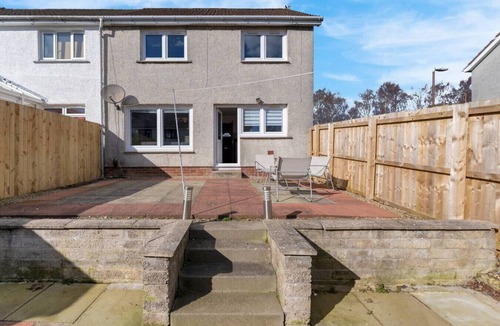 Livingston House | Free Parking | Central | Sleeps 7 | 3 Bedrooms