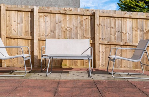 Livingston House | Free Parking | Central | Sleeps 7 | 3 Bedrooms