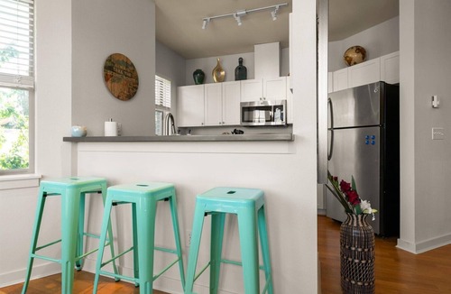 Queen Anne Apartment | Free Parking Chic King Bed 95 Walk Score Huge Patio!