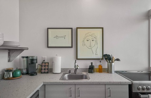 Cliff - Cannon Apartment | FREE PARKING, Downtown Views w/Kitchen + Wi-Fi