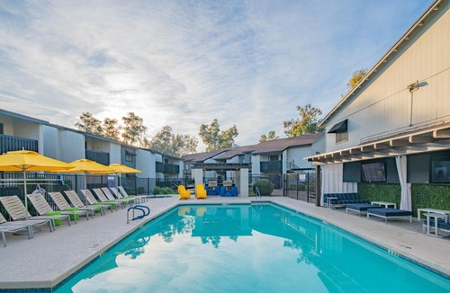 Paradise Valley Village Apartment | Free Parking King Bed Walk to Dining & Shops