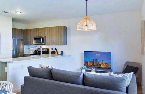 Golden Glades Condo | Free Parking | Modern 2-Floor Townhouse