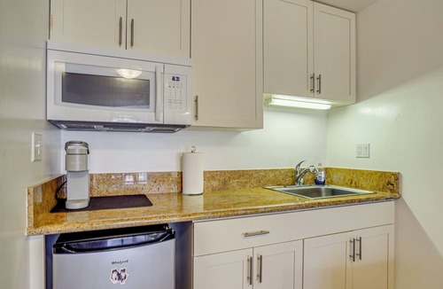 Downtown Honolulu Apartment | Free Parking Pool Harbor View Access Honolulu Gem!