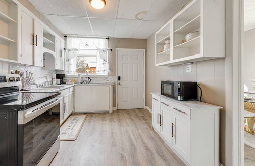 Rochester Apartment | Free Parking! Townhome 3 Mi to Dtwn Rochester