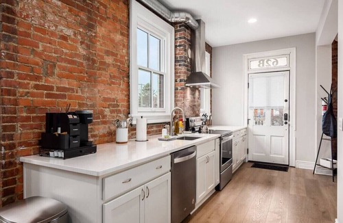 Victorian Village Apartment | Free Parking | Walkable to Cafes | Short North