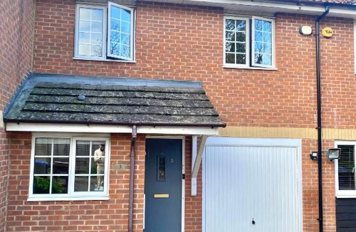 Northampton House | FREE PRIVATE PARKING! Kings House, Driveway and Garden! FULLY EQUIPPED 7 BEDS!
