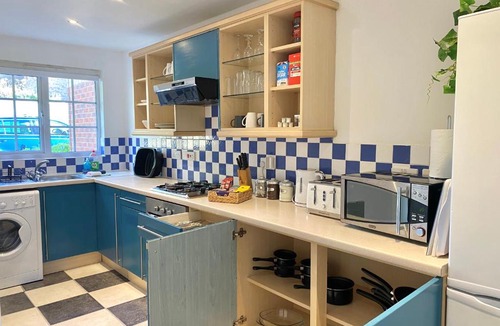Northampton House | FREE PRIVATE PARKING! Kings House, Driveway and Garden! FULLY EQUIPPED 7 BEDS!