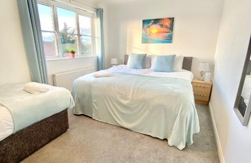 Northampton House | FREE PRIVATE PARKING! Kings House, Driveway and Garden! FULLY EQUIPPED 7 BEDS!