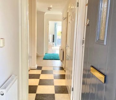 Northampton House | FREE PRIVATE PARKING! Kings House, Driveway and Garden! FULLY EQUIPPED 7 BEDS!