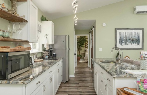 Lookout Mountain Apartment | Free Ruby Falls Ticket & More - Hot Tub-Handcrafted Treehouse-Lookout Mountain-Romantic Getaway