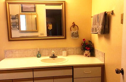 Ellsworth Apartment | Free Shuttle Studio with Private Entrance Near The PDX Airport