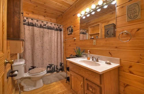 Epworth Cabin | *Free Whitewater Rafting & Ziplining* Enjoy Fightingtown Creek access in this spectacular cabin