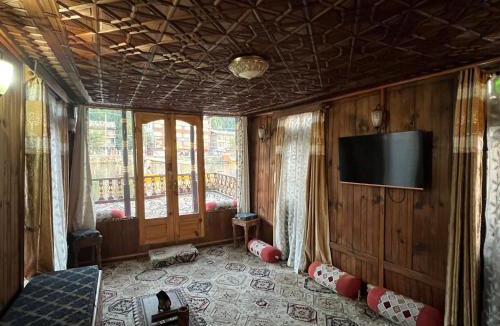 Dal Lake Hotel | FREEDOM houseBoat