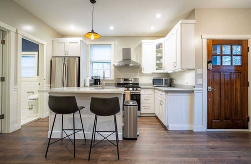 Fremont House | Fremont Haven: Bright, Comfortable & Central