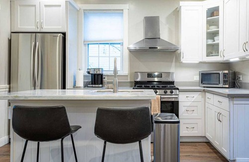 Fremont House | Fremont Haven: Bright, Comfortable & Central