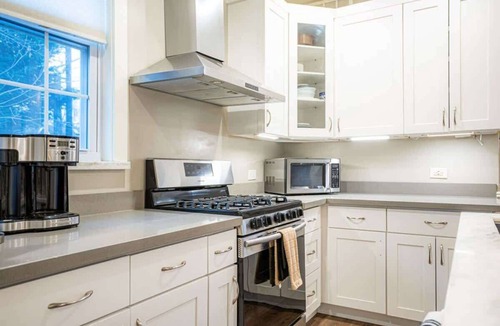 Fremont House | Fremont Haven: Bright, Comfortable & Central