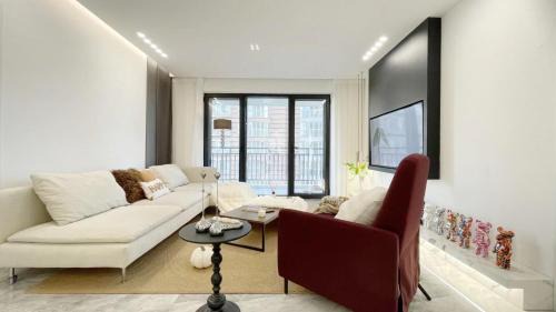 Jing'an Apartment | French Window 3Bedroom 2Balcony near Heng Long Plaza People's Square West Nanjing Road