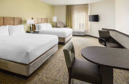 Florida Central Atlantic Coast Hotel | Fresh 2 Queen Kitchen Studio | Outdoor Pool | 1.1 mi to Vineland Outlets