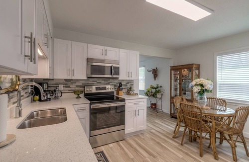 Edgewater House | Fresh and Bright Newly Remodeled House near everything Fun!