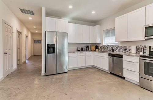 South Dallas - Fair Park House | Fresh and Clean 3 Bedroom Home Away from Home, right by Downtown Dallas