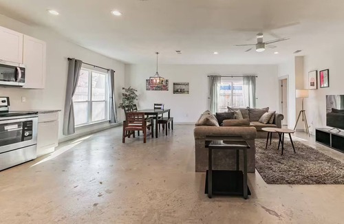 South Dallas - Fair Park House | Fresh and Clean 3 Bedroom Home Away from Home, right by Downtown Dallas