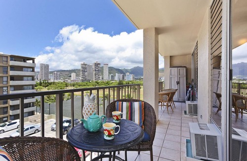Waikiki Condo | Fresh Contemporary/Hawaiian Decor w/AC, Washer/Dryer, Wi-Fi, Pool, Parking!