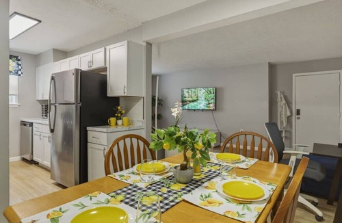 Corning Apartment | Fresh Corning Flat | Near CMOG/Gaffer, Pet OK