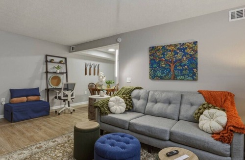 Corning Apartment | Fresh Corning Flat | Near CMOG/Gaffer, Pet OK