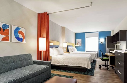 Queens Hotel | Fresh & Modern 1 Queen Studio Close to Restaurants & Attractions