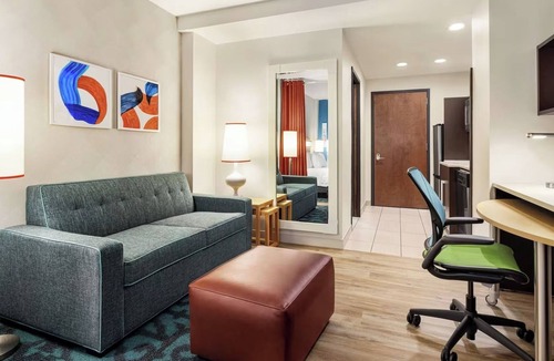 Queens Hotel | Fresh & Modern 1 Queen Studio Close to Restaurants & Attractions