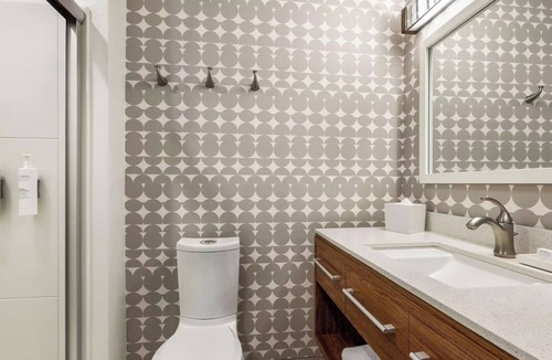 Queens Hotel | Fresh & Modern 1 Queen Studio Close to Restaurants & Attractions