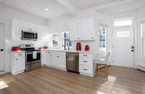 Stamford Apartment | Fresh Modern 3BR/2BA Escape #5, Harbor Point – Walk to Train, Cafes, Restaurants, City + Shore