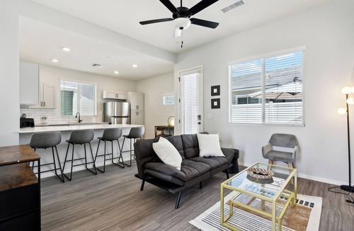 Sundance House | Fresh Modern Home with Pool BBQ