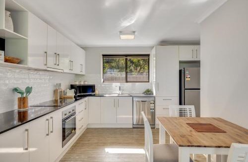 Kearneys Spring Apartment | Fresh Style! Close to UniSQ & Hospital!