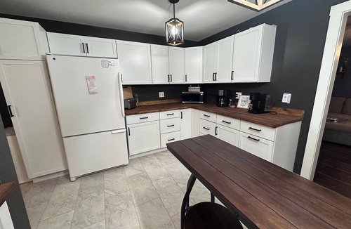 Evansville House | Freshly Remodeled 3-bedroom cozy home w/fully equipped Kitchen & big back yard!