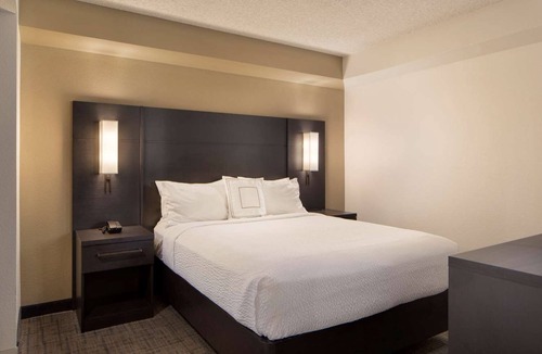 Raisin Hotel | Fresno Hospitality: Enjoy Homely Comforts with Pool and Kitchen | Two Suites