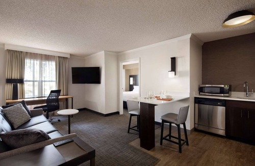 Raisin Hotel | Fresno Hospitality: Enjoy Homely Comforts with Pool and Kitchen | Two Suites